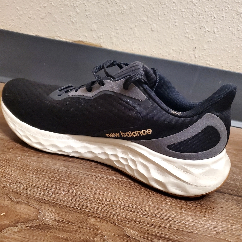 New Balance Fresh Foam Arishi V4 Black Running Shoes Women's Size 9.5D Wide
